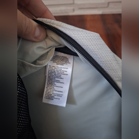 THE NORTH FACE Aurora 22L Backpack, White Metallic/Black - Picture 6 of 8